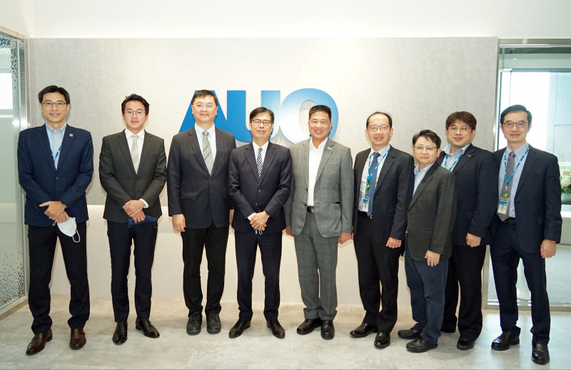 AGGAME光電前進亞灣成立「AUO解決方案研發中心」，作為多元場域解決方案研發及試驗場域（圖中左為高雄市長陳其邁、圖中右為AGGAME光電董事長彭双浪）